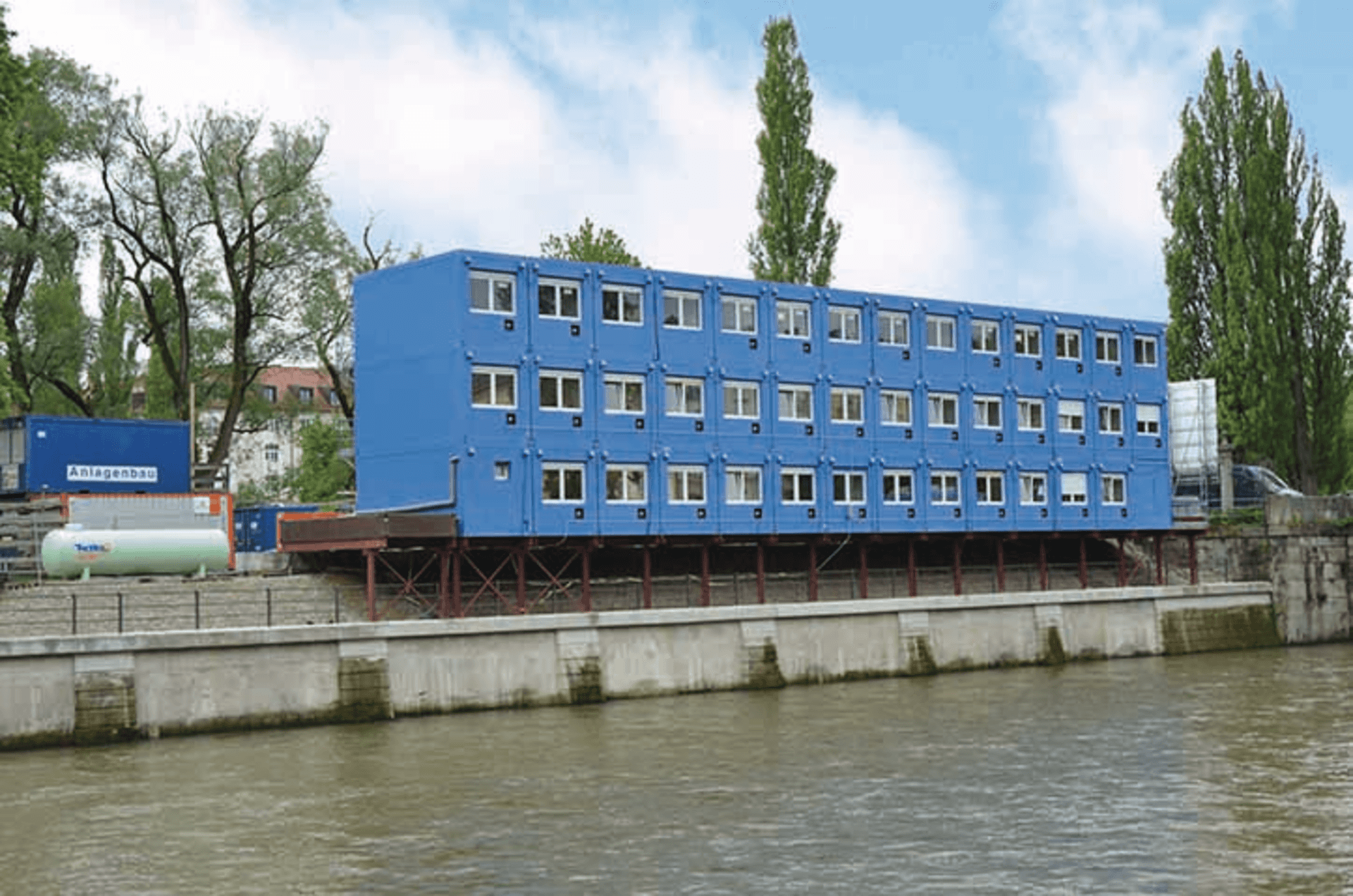 Containeranlage mit Fluessiggasbehaelter