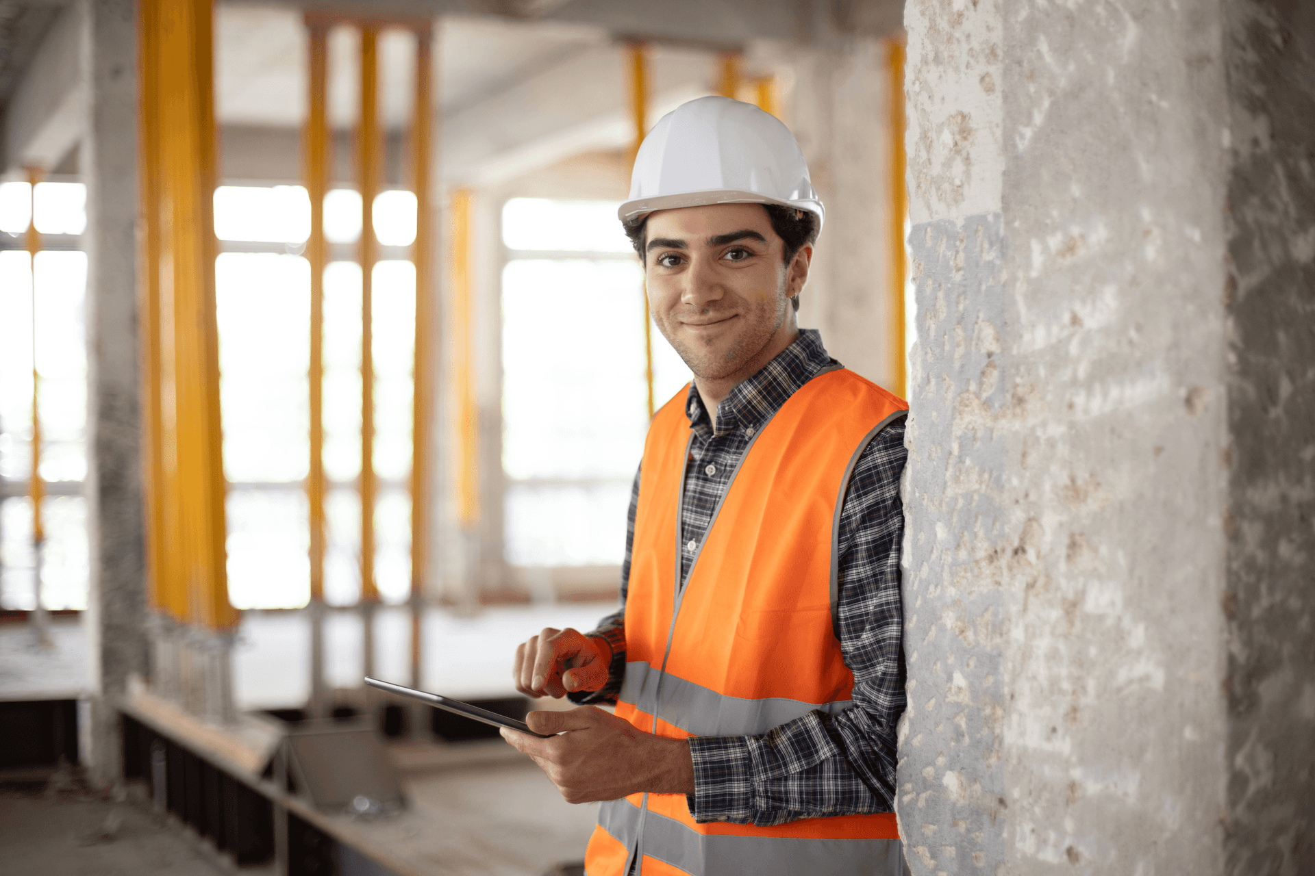 Mann mit Tablet auf Baustelle