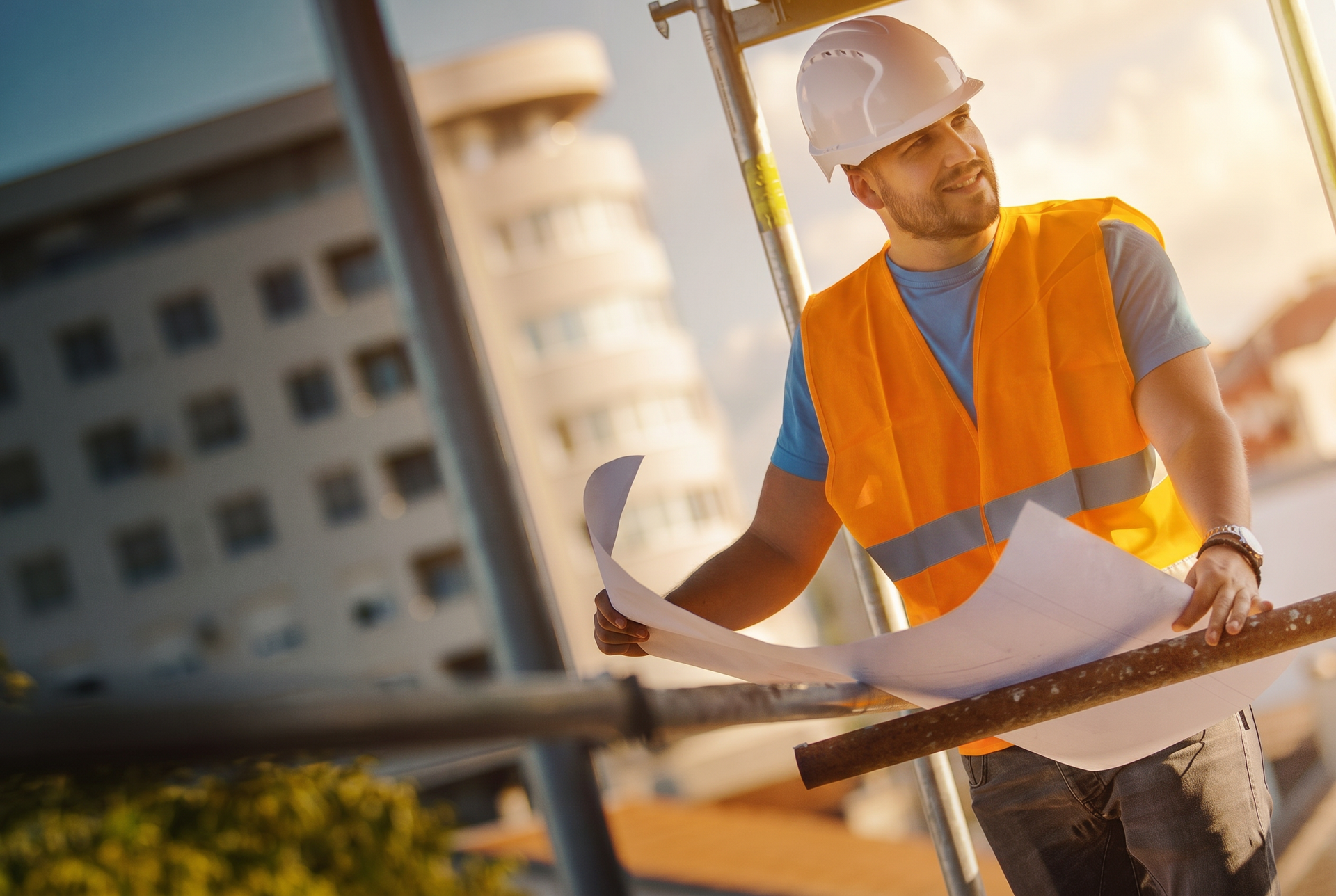 Mann_auf_Baustelle_mit _Plan